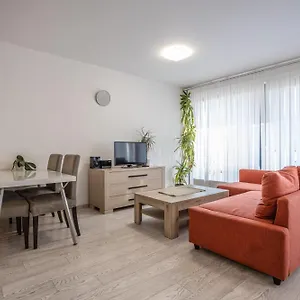 Spacious Terrace With Free Private Parking Apartament